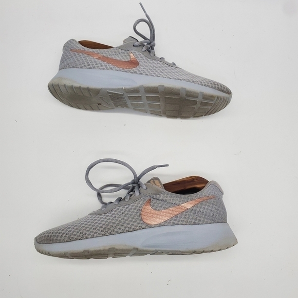 Nike Tanjun Gray Rose Gold Metallic Running Training Shoes Womens Size 8 - Picture 10 of 11